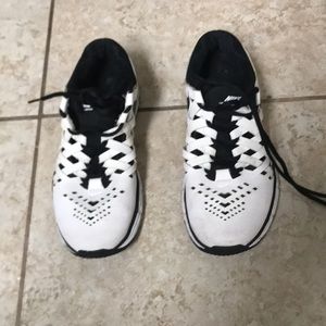 EUC men’s 7W Nike sneakers